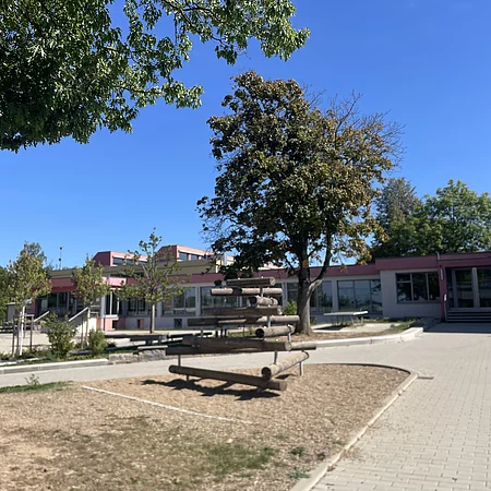 Blick auf die Johann-Peter-Wagner-Grund- und Mittelschule Theres